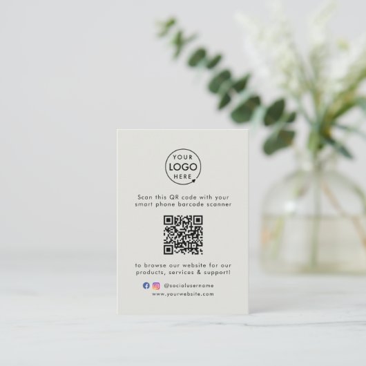 Website | QR Code Scan Me Logo Grau Begleitkarte (Stehend Vorderseite)