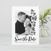 Website zum niedlichen Foto Schwarz-weiße Rose QR- Save The Date (Stehend Vorderseite)