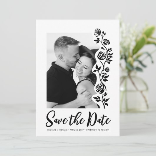 Website zum niedlichen Foto Schwarz-weiße Rose QR- Save The Date (Stehend Vorderseite)