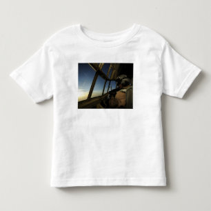 Wechselstrom - 130 Herkules der Pilot scannt den Kleinkind T-shirt