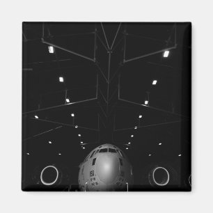 Wechselstrom - 17 Globemaster III sitzt in einem Magnet
