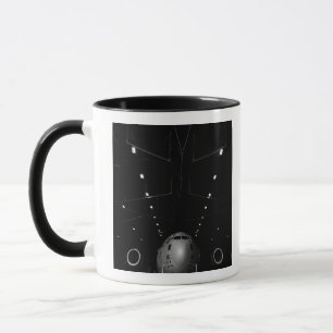 Wechselstrom - 17 Globemaster III sitzt in einem Tasse