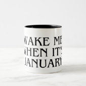 Weck mich, wenn es Januar ist, lustiges Geschenk f Zweifarbige Tasse (Mittel)