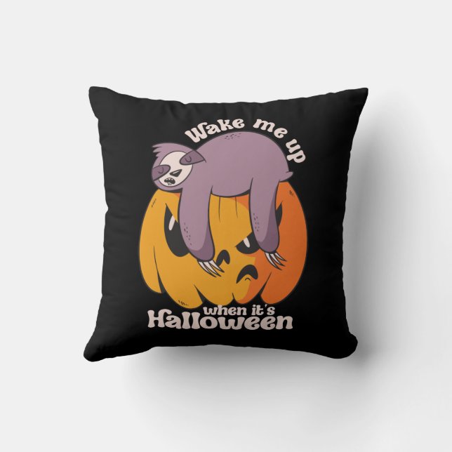 Weck mir, es ist Halloween Funny Sleeping Sloth Kissen (Rückseite)