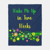 Weck mir in zwei Wochen lustige Zitat Blume Power Fleecedecke (Vorderseite)