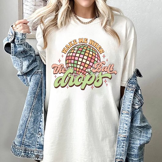 Weck mir, wenn der Ball im Jahr 2024 fällt T-Shirt