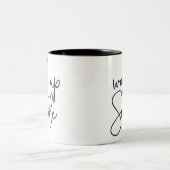 WECK UP AND SMILE Moderne niedliche Hand schwarz g Zweifarbige Tasse (Mittel)