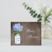 Weckglas-u. blauer Hydrangea-rustikale Babyparty Einladung (Stehend Vorderseite)