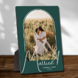 Wedding Arch Foto Emerald Green Fotoplatte<br><div class="desc">Ein besonderer Keepake zeigt Ihr Foto in einem eleganten Bogen-Design mit dem Text "Verheiratet" in schicken Texten, Ihren Namen und Ihr Hochzeitstermin auf einem smaragdgrünen Hintergrund. Ein wunderschönes Geschenk für Ihre Familie und ein fantastisches Gedächtnis, das Sie auf Ihrer eigenen Zuhause ausstellen können. HINTERGRUND Farbe kann geändert werden! MEHR FARBEN...</div>