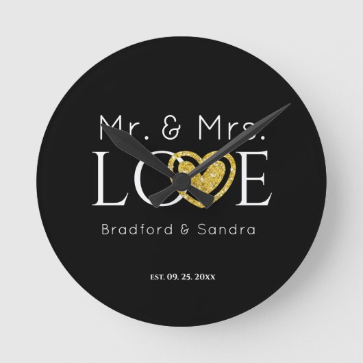 Wedding Black Gold Heart Script Name Mr. und Mrs. Runde Wanduhr (Vorderseite)