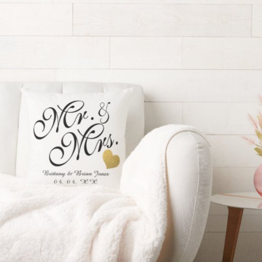 Wedding Black Script Gold Herzname Mr. und Mrs. Kissen