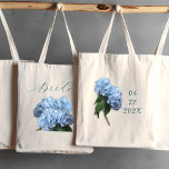 Wedding Blue Hydrangea Blume Brides Bag Tragetasche<br><div class="desc">Hochzeitstasche mit blauen Hydrangea-Blume für die Braut. Hellblaue,  realistische Blume,  dekorieren beide Seiten des Stoffbeutels. "Braut" Text in dunkelgrüner Schrift,  ist auf der Vorderseite gedruckt. Fügen Sie das Hochzeitdatum auf die Rückseite. Der Jäger-Grüngriff ist eine Wahl.</div>