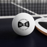 Wedding Bow Krawatte Mit Monogramm Ping Pong Ball Tischtennisball<br><div class="desc">Fügen Sie die Initialen des Happy Coupels zur Krawatte des Schwarzen Bogens und das Datum der Hochzeit hinzu. Ideal für eine Partie Table Tennis Hochzeit! Karo in meinem Laden für das passende Tischtennispaddel.</div>