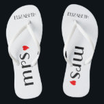 Wedding Bräute Frau-Flip Flops | Badesandalen<br><div class="desc">Ein niedlicher Zusatz zu Ihrem Strand oder zu Poolsidehochzeit! Weiß dreht Reinfälle mit dem Wort "Frau",  ein rotes Herz um und der Brautname sind personalisiert. Um des zusammenpassenden Bräutigams zu sehen Reinfälle umzudrehen bitte besichtigen meinen Speicher "die Hungarican Prinzessin" bei www.zazzle.com/hungaricanprincess*. Schauen Sie in meiner "umdrehen Reinfall" Abteilungskategorie. Glückwünsche!</div>