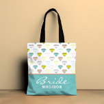 Wedding Bride Diamond Chic Modernes Personalisiert Tasche<br><div class="desc">Dieses moderne Design zeichnet sich durch ein Diamantenmuster mit dem Text "Bride (Ihr Name)" in eleganter Typografie aus. Ideal für Hochzeiten und Verlobungen. #weddinginspiration #Verlobung #bride #bridetobe #weddinginspiration #weddinginspo #weddinginspo #Taschen #Tasche #bags #accessoires #weddingaccessoires #fashion #modizayonable</div>