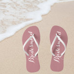 Wedding Bridesmaid Trendy Dusty Rose Badesandalen<br><div class="desc">Verschenken Sie Ihre Hochzeitsjungfrauen mit diesen stylistischen Flip Flops,  die eine trendige,  staubige Rose sind,  zusammen mit einem weißen,  stilisierten Skript,  um Ihr ähnliches Hochzeitsfarbschema zu ergänzen. Wählen Sie die Größe des Fußes zusammen mit anderen Optionen. Erhältlich in vielen beliebten Hochzeitsfarben.</div>