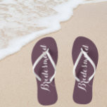 Wedding Bridesmaid Trendy Eggplant Badesandalen<br><div class="desc">Verschenken Sie Ihre Hochzeitsjungfrauen mit diesen stylistischen Flip Flops,  die eine trendige Auberginenfarbe sind,  zusammen mit einem weißen,  stilisierten Skript,  um Ihr ähnliches Hochzeitsfarbschema zu ergänzen. Wählen Sie die Größe des Fußes zusammen mit anderen Optionen. Sie können Ihre Flip-Flops anpassen,  um die Farbe an Ihre Wünsche anzupassen.</div>