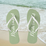 Wedding Bridesmaid Trendy Sage Green Badesandalen<br><div class="desc">Verschenken Sie Ihre Hochzeitsjungfrauen mit diesen stylistischen Flip Flops,  die trendy,  schlaue grüne Farbe sind,  zusammen mit einem weißen,  stilisierten Skript,  um Ihr ähnliches Hochzeitsfarbschema zu ergänzen. Wählen Sie die Größe des Fußes zusammen mit anderen Optionen. Erhältlich in vielen beliebten Hochzeitsfarben.</div>