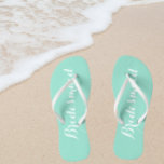 Wedding Bridesmaid Trendy Seafoam Badesandalen<br><div class="desc">Gönnen Sie Ihren Hochzeitsjungfrauen diese stilvollen Maid-Flip-Flops,  die eine trendige Meeresfrüchte-Farbe sind,  zusammen mit einem weißen,  stilisierten Skript,  um Ihr ähnliches Hochzeitsfarbschema zu ergänzen. Wählen Sie die Größe des Fußes zusammen mit anderen Optionen. Sie können Ihre Flip-Flops anpassen,  um die Farbe an Ihre Wünsche anzupassen.</div>