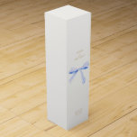 Wedding Couple Dusty Blue Ribbon Weinbox<br><div class="desc">Schick,  elegant und minimalistisch. Diese Weinkisten haben einige Namen,  Datum und Ort in einem Imitat goldenen Schriftart,  vor einem abgrundweißen Hintergrund mit einem schönen Duty Blue Aquarellbänder,  um den Knoten mit Krawatte.</div>