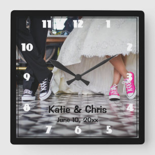 Wedding Couple in a Retro Style Fifties Diner Quadratische Wanduhr