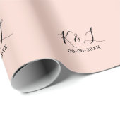 Wedding couple name letter date red pastel backgro geschenkpapier (Rolleneckpunkt)