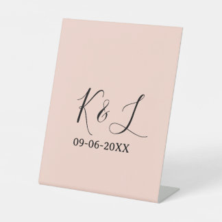 Wedding couple name letter date red pastel backgro sockelschild