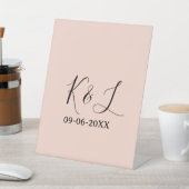 Wedding couple name letter date red pastel backgro sockelschild (In SItu)