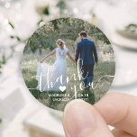 Wedding Foto & elegantes White Script Vielen Dank Runder Aufkleber<br><div class="desc">Fügen Sie eine elegante personalisierte Touch zu Hochzeit Dankeschön-Karten und Empfang-Gastgeschenke mit diesen maßgeschneiderten Foto rund Aufkleber / Umschlag Aufkleber. Bild, Namen von Paaren, Datum und Herz sind einfach zu anpassen. (IMAGE PLACEMENT TIP: Eine einfache Möglichkeit, ein Foto genau so zu zentrieren, wie Sie es gewollt haben, ist es, es...</div>