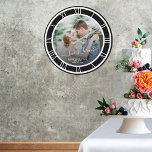 Wedding Foto White Roman Numeral Black BKG Runde Große Wanduhr<br><div class="desc">Ein wunderbares Uhrengeschenk mit Liebe ist Forever Schriftart, die Namen der Paare und das Hochzeitstag. Personalisieren Sie dies mit Ihrem Foto und Informationen. Uhrendesign der weißen römischen numerischen Uhr mit einem Muster für ein Rundtakt-Design. Der schwarze Hintergrund kann auf eine andere Farbe geändert werden, wenn Sie auf Weitere Einstellungen klicken....</div>