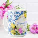 Wedding Geschenk Blue Fliesen Zitrone Bougainville Kaffeetasse<br><div class="desc">Blaue Kacheln Bougainvillea und Zitrone Amalfi Positano mediterrane Stil maßgeschneiderte Hochzeitsgeschenk personalisierten Namen Tasse,  kann ein Geschenk für eine Hochzeit,  Jubiläum oder andere Anlässe auch als Gastgeschenk Hochzeit Geschenk,  Brautparty Geschenk.</div>