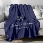 Wedding Gift Monogram Script Newlywed Keepake Fleecedecke<br><div class="desc">Wedding Geschenk Monogram Script Personalisiert Newlyweds Keepake Navy Blue und Gray Fleece Blanket, Personalisiert marineblau und silber grau mit Monogramm Fleece Decke. Stilvolle klassische Schrift für den Anfang, die Namen der Braut und Bräutigam, und das Hochzeitstag auf einem schlichten eleganten marineblauen Hintergrund. Perfektes Hochzeitsgeschenk für frische Weds, eine gepflegte Erinnerung...</div>
