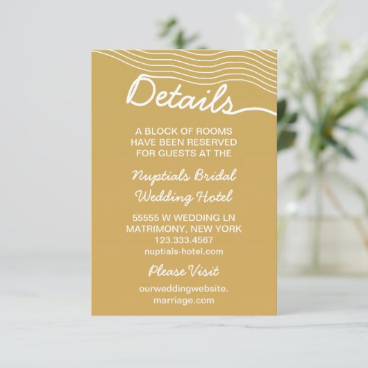 Wedding Gold White Wavy Lines Elegant Minimalistis Begleitkarte (Stehend Vorderseite)