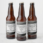 Wedding Guest Black Gray Feather Modern Danke Bierflaschenetikett (Flaschen)