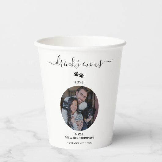 Wedding Modern Photo Couple Pet Dog Drinks on Us Pappbecher (Vorderseite)