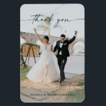 Wedding Modern Vielen Dank Foto Magnet<br><div class="desc">Lass jedem wissen,  wie sehr Sie schätzten,  dass sie ein Teil Ihrer großen Feier mit diesem Hochzeitsmagneten Foto halten! Fügen Sie einfach Ihr Lieblings-Foto hinzu und bearbeiten Sie Ihre Daten.</div>