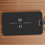 Wedding Monogram Elegant Minimal Stilvolle Schwarz Gepäckanhänger<br><div class="desc">Ein minimalistisches monogramm Hochzeitsdesign mit eleganter Typografie in Weiß auf schwarzem Hintergrund. Der Text kann leicht für Ihren besonderen Tag personalisiert werden!</div>