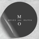 Wedding Monogram Elegant Minimal Stilvolle Schwarz Runder Aufkleber<br><div class="desc">Ein minimalistisches monogramm Hochzeitsdesign mit eleganter Typografie in Weiß auf schwarzem Hintergrund. Der Text kann leicht für Ihren besonderen Tag personalisiert werden!</div>
