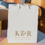 Wedding Monogram Minimalistisch Simple Gold and Wh Mittlere Geschenktüte<br><div class="desc">Eine minimalistische Hochzeitsmonogramm-Design-Sammlung von Produkten mit klassischer traditioneller Typografie in Gold auf einem sauberen,  weißen Hintergrund. Das perfekt angepasste Design für Ihren besonderen Tag!</div>
