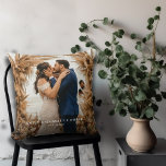 Wedding Newlywed Kissen<br><div class="desc">Ein modernes romantisches Hochzeitskissen Foto werfen Kissen mit Ihren Namen und Hochzeitsdatum. Einfaches, minimalistisches Hochzeitsmemento mit einem üppig erdigen Hintergrund. Fügen Sie Ihr eigenes kreatives Foto und Ihren eigenen Hintergrund hinzu. Es gibt nichts Vergleichbares zu diesem ersten Kuss, nachdem er zum Mann und zur Ehefrau erklärt wurde.</div>
