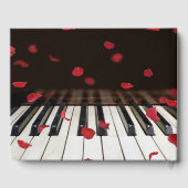 Wedding Red Rose Petals on Piano Keys Gästebuch (Rückseite)