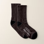 Wedding Ring Bearer Funny Socken<br><div class="desc">Dress the men of your wedding party with koordinating fun socks — für den Ringträger "gehören diese Füße dem Ringträger bei der Hochzeit von" Socken. Personalisieren Sie diese lustigen Souvenir-Keepsakes mit Ihren Vornamen und Hochzeitsdatum in weißer Typografie vor einem schwarzen Hintergrund.</div>