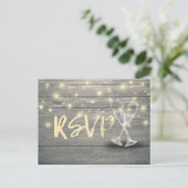 Wedding RSVP Champagne Brillen Wood String Lights Einladungspostkarte (Stehend Vorderseite)