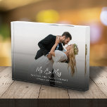 Wedding Simple Foto Minimalistisch Couple Calligra<br><div class="desc">Dieses Design umfasst eine Hochzeit eines einfachen Fotos,  ein minimalistisches,  modernes individuelle Name-Datum,  ein zeitgenössisches wir sind verlobt,  ein modernes Kalligraphieskript-Schriftart,  ein skurriles Typografie-Design,  ein paar individuell gestaltete Bilder,  ein minimales verlobtes Paar,  ein simpel elegantes Geschenk-Sake,  ein stilvolles trendy add Ihr Foto,  eine personalisierte Geschenkidee</div>