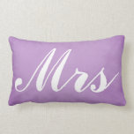 Wedding Souvenir Mr. und Mrs. Lila Parchment Lendenkissen<br><div class="desc">Ein großartiges Hochzeitssouvenir,  das ein großartiges Geschenk für ein frisch gezogenes Paar machen wird.  lila Pergament-Hintergründe mit "Mrs." in großen weißen kursiven Schriftart geschrieben,  passen Sie den Rücken mit Ihrem Namen.Bestelle noch heute!</div>