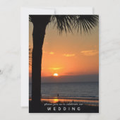 Wedding Sunset w/Palm Tree Silhouette Beach Szene Einladung (Vorderseite)
