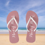 Wedding Trauzeugin Trendy Dusty Rose Badesandalen<br><div class="desc">Gönnen Sie Ihren Hochzeitsjungfrauen diese stilvollen Trauzeuginnen-Flip-Flops,  die eine trendige,  staubige Rose mit weißem,  stilisiertem Drehbuch sind,  um Ihr ähnliches Hochzeitsfarbschema zu ergänzen. Wählen Sie die Größe des Fußes zusammen mit anderen Optionen. Sie können Ihre Flip-Flops anpassen,  um die Farbe an Ihre Wünsche anzupassen.</div>