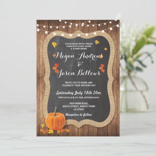 Wedding Wood Rustic Pumpkin Fall Chalk Einladung (Stehend Vorderseite)