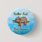 Weder schnell noch zorniger Lazy Sloth auf Baumzwe Button (Vorderseite)