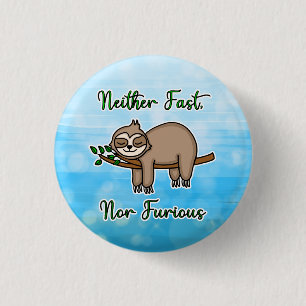 Weder schnell noch zorniger Lazy Sloth auf Baumzwe Button